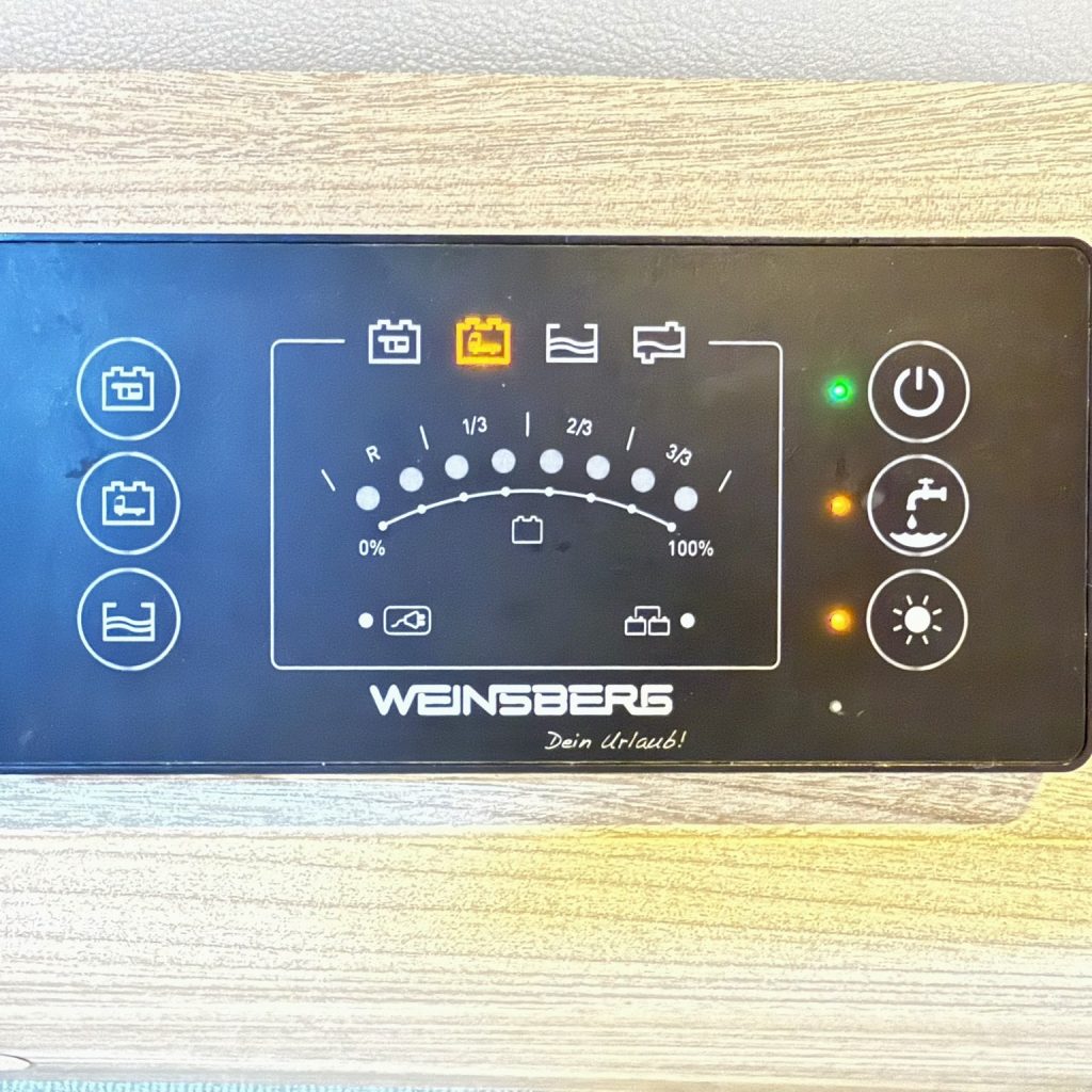 Centralita control eléctrico furgoneta camper de segunda mano Weinsberg