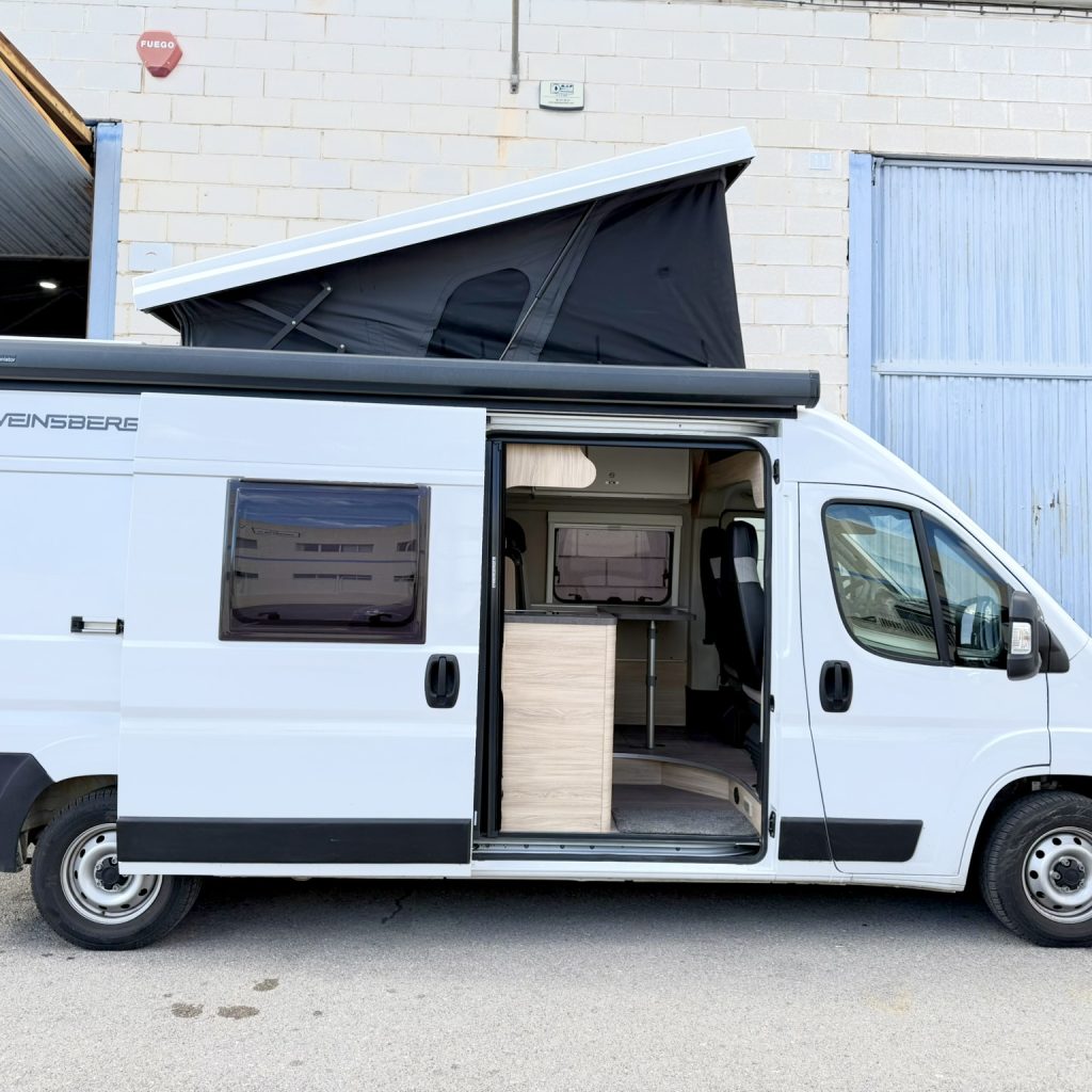 Furgoneta camper de segunda mano Weinsberg con techo elevable levantado