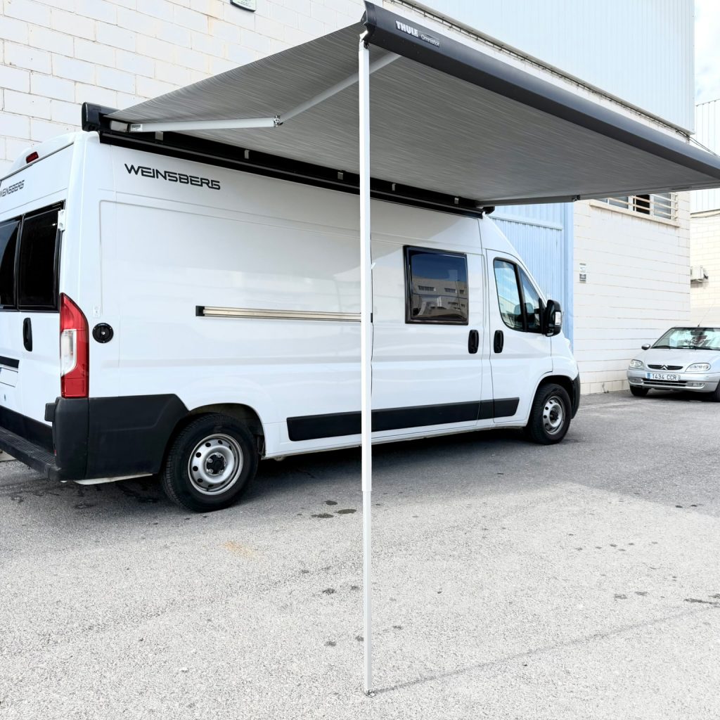 Furgoneta camper de segunda mano Weinsberg con toldo abierto
