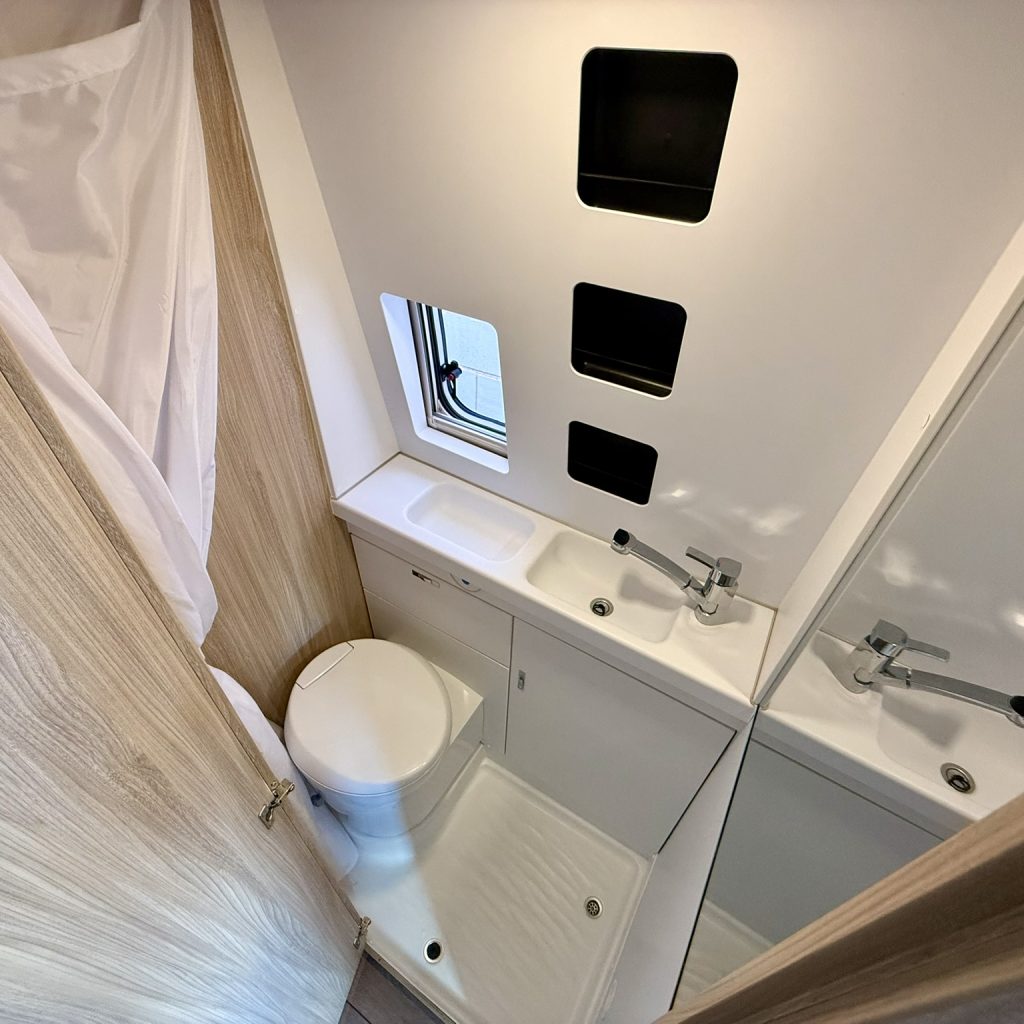 Baño completo furgoneta camper de segunda mano Weinsberg