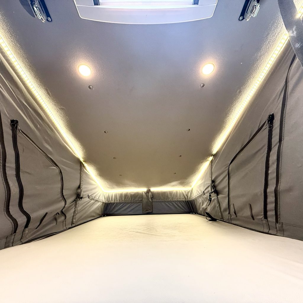 Interior techo elevable con cama doble furgoneta camper de segunda mano Weinsberg