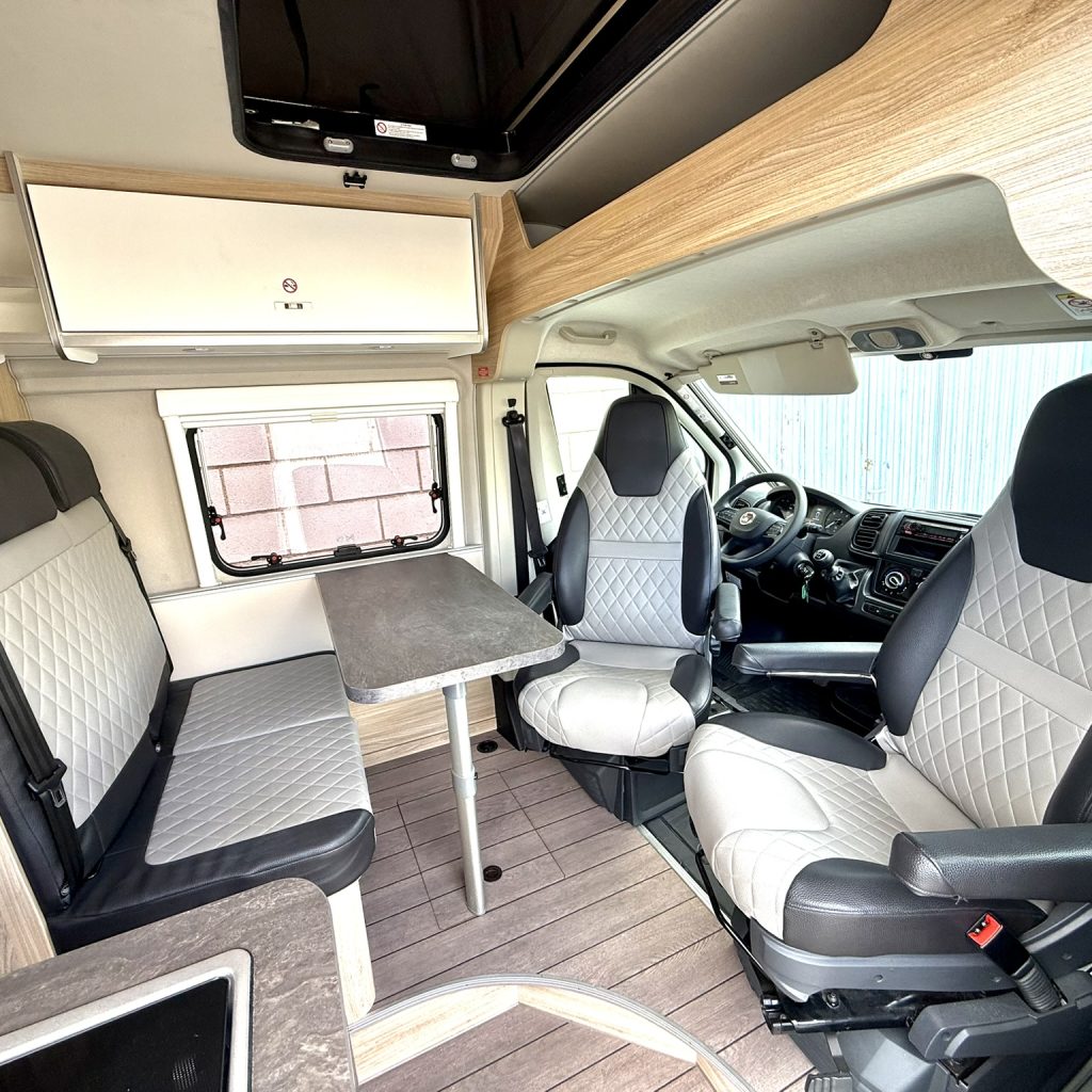 Interior salón furgoneta camper de segunda mano Weinsberg